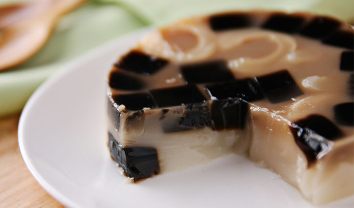 Almond Gelatin with Lychee and Grass Jelly